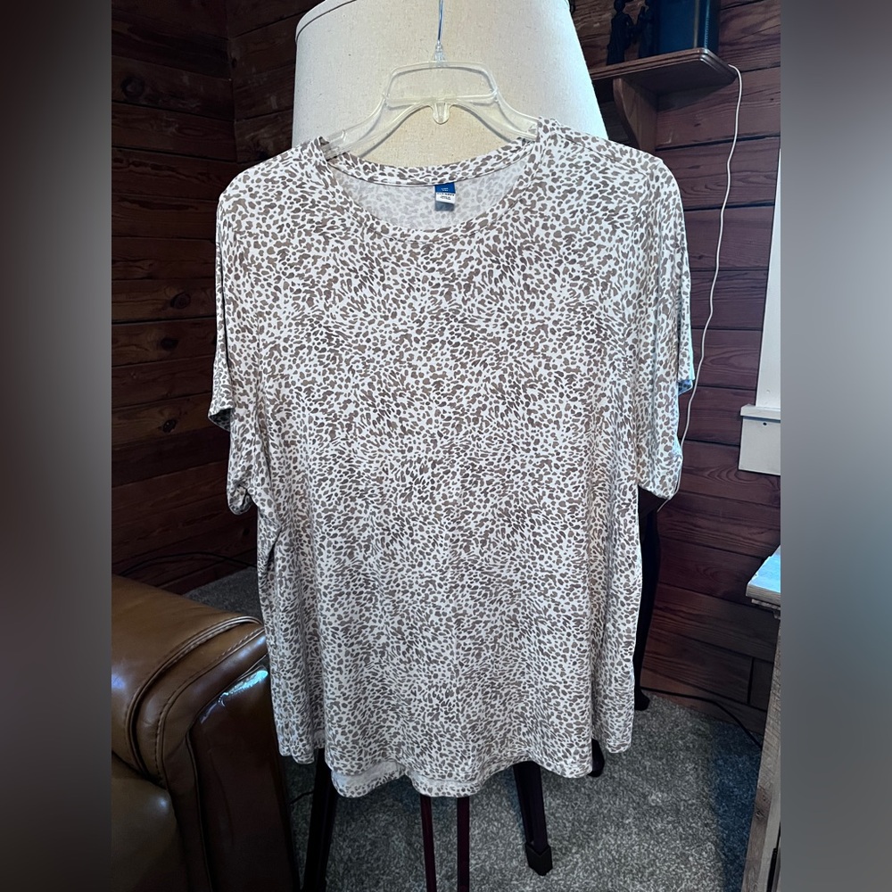 Old Navy 3x Short Sleeve Tee in White and Tan Leopard Print(54”B x 29”L) Used